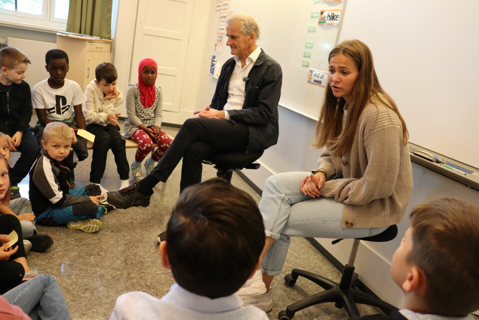 Jonas Gahr Støre på besøker tredje klasse ved Brandengen skole. Elevene var veldig nysgjerrige og spurte om alt fra hvor høy han var og til hvorfor han ønsker å bli statsminister. Jonas Gahr Støre på besøk ved Brandengen skole.