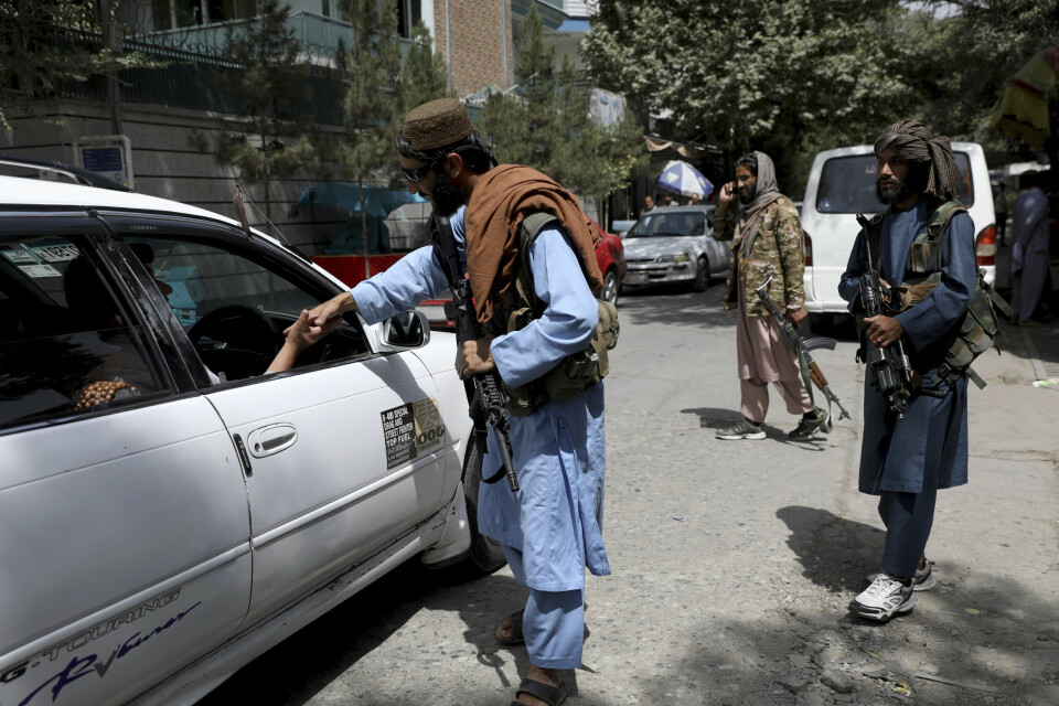 Taliban har siden overtakelsen av Kabul overrasket mange med sin forsonende retorikk, men det er stor skepsis til om handling følger ord. Taliban-krigere patruljerer i Kabuls gater, sjekker identitetspapirer og samler inn våpen. Det har ikke kommet meldinger om arrestasjoner eller hevndrap siden opprørerne rykket inn. Foto: AP / NTB