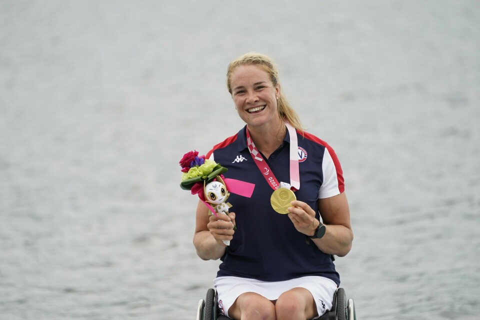 Birgit Skarstein smilte ekstra bredt etter å ha fått tildelt gullmedaljen etter den fantastiske oppvisningen i Paralympics. Birgit Skarstein smilte ekstra bredt etter å ha fått tildelt gullmedaljen etter den fantastiske oppvisningen i Paralympics. Foto: Torstein Bøe / NTB
