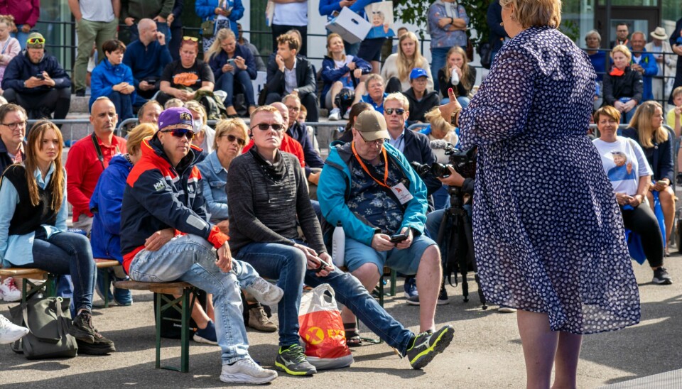 Valgkampanjen handler først og fremst om å treffe folk der de er, både gjennom fysisk tilstedeværelse ute blant folk, og på nett, sier Høyres sjef for digitale medier. Her møter statsminister Erna Solberg velgere i Arendal. Valgkampanjen handler først og fremst om å treffe folk der de er, både gjennom fysisk tilstedeværelse ute blant folk, og på nett, sier Høyres sjef for digitale medier. Her møter statsminister Erna Solberg velgere i Arendal. Foto: Ole Berg-Rusten / NTB