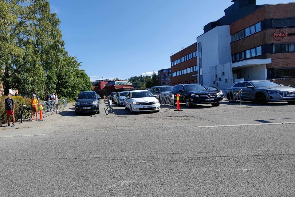 Det var flere lange bilkøer ved teststasjonen på Bryn da Dagsavisens journalist tok bilde på søndag. Det var flere lange bilkøer ved teststasjonen på Bryn da Dagsavisens journalist tok bilde på søndag.