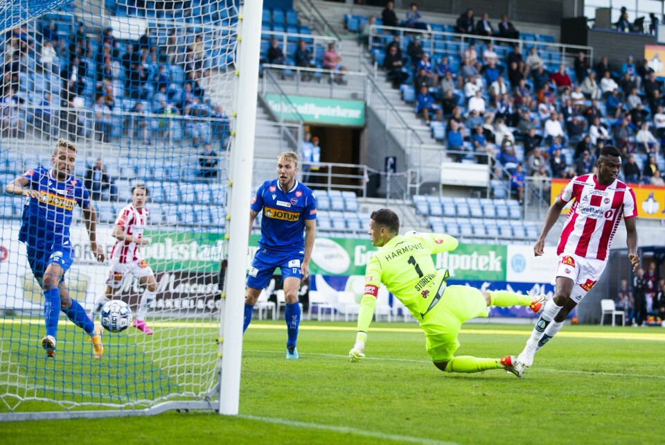 Her scorer Ebiye Moses et lekkert mål for Tromsø mot Sandefjord. Her scorer Ebiye Moses et lekkert mål for Tromsø mot Sandefjord. Foto: Trond Reidar Teigen / NTB