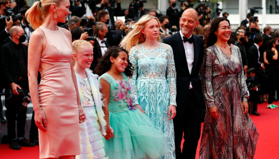 Varmt under premieren på «De uskyldige» i Cannes, her regissør og skuespiller i møte med fotografene. Fra venstre Ellen Dorrit Petersen, Rakel Lenora Flottum, Mina Yasmin Bremseth Asheim, Alva Brynsmo Ramstad, Eskil Vogt og produsent Maria Ekerhovd. Varmt under premieren på «De uskyldige» i Cannes, her regissør og skuespiller i møte med fotografene. Fra venstre Ellen Dorrit Petersen, Rakel Lenora Flottum, Mina Yasmin Bremseth Asheim, Alva Brynsmo Ramstad, Eskil Vogt og produsent Maria Ekerhovd.