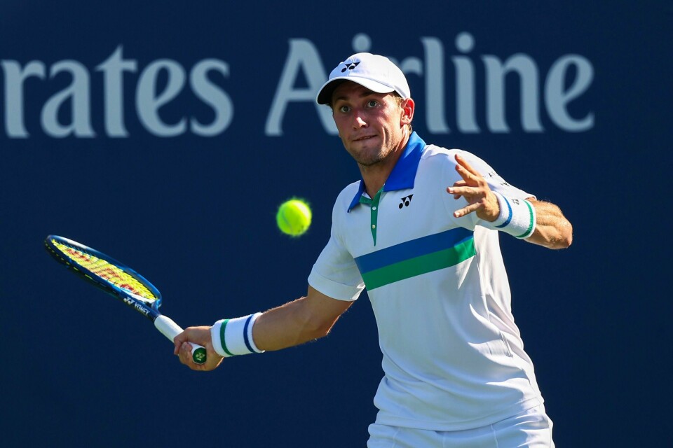 Casper Ruud hadde ingen problemer med å feie Yuichi Sugita fra Japan av banen i tre strake sett i sin første runde kamp i US Open. Casper Ruud hadde ingen problemer med å feie Yuichi Sugita fra Japan av banen i tre strake sett i sin første runde kamp i US Open.