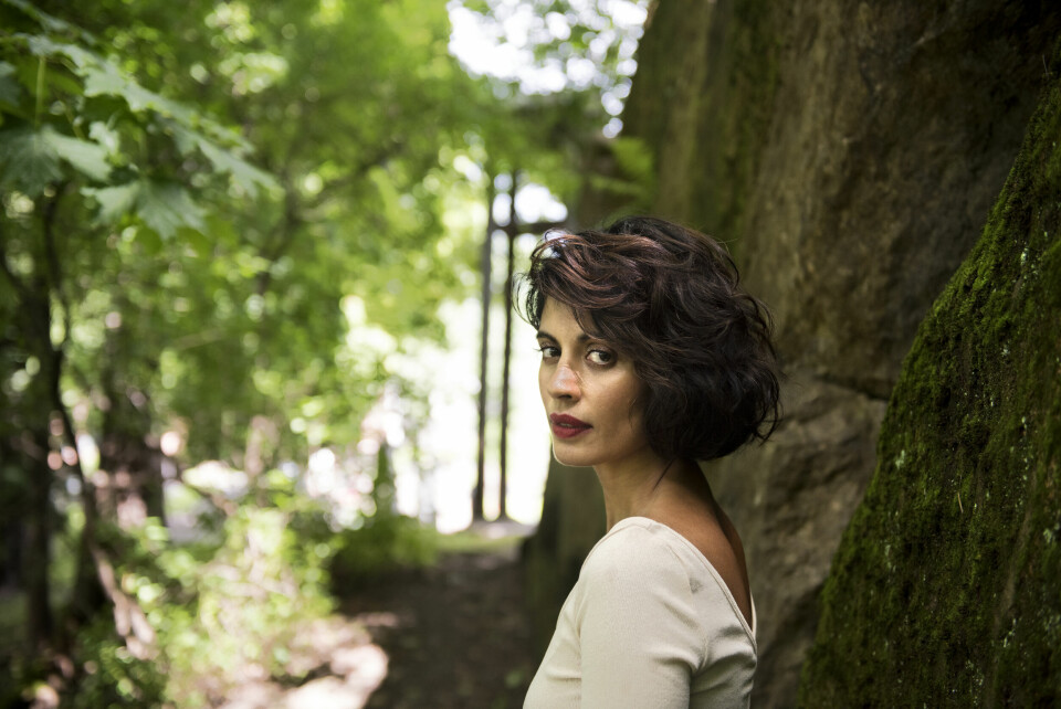 Iram Haq. Norsk-pakistansk skuespiller, regissør, filmmanusforfatter og sanger. Iram Haq. Norsk-pakistansk skuespiller, regissør, filmmanusforfatter og sanger.