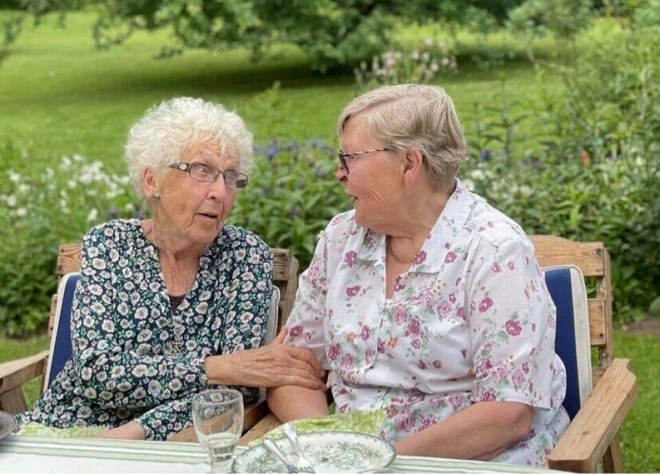 Etter halvannet år med strenge koronarestriksjoner kunne endelig Emy Hansson (87) og hennes venninne Eivor Frøling treffes igjen. Det varme møtet foreviget Åsa Carlén og tok henne til topps i årets fotokonkurranse. Etter halvannet år med strenge koronarestriksjoner kunne endelig Emy Hansson (87) og hennes venninne Eivor Frøling treffes igjen. Det varme møtet foreviget Åsa Carlén og tok henne til topps i årets fotokonkurranse.