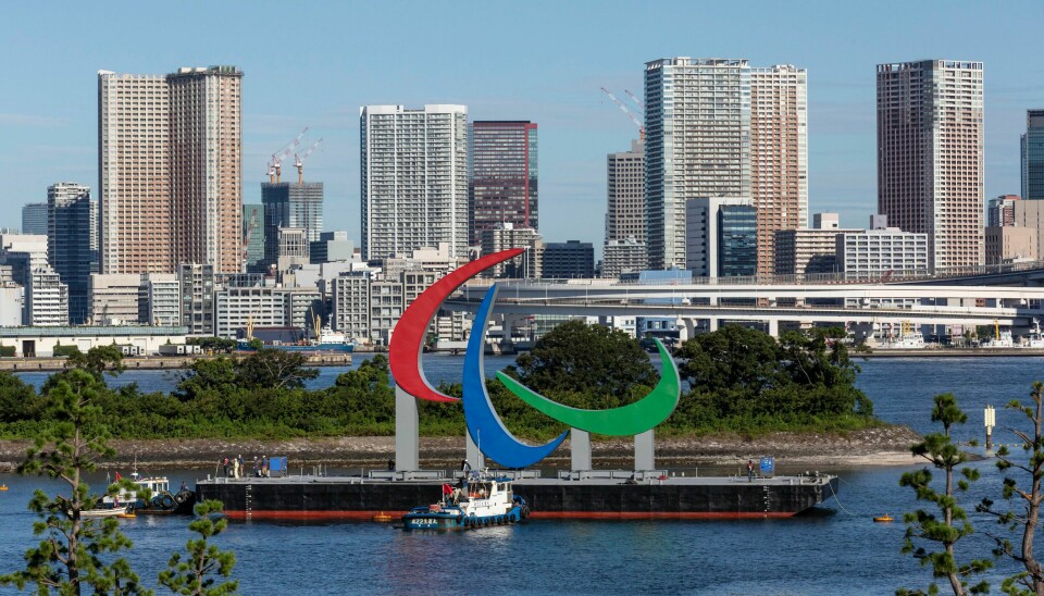 Japan innfører enda strengere koronatiltak mens Paralympics foregår. Paralympics-symbolet er på plass i havnen i Tokyo. Tirsdag går åpningsseremonien av stabelen. Foto: Yuichi Yamazaki / AP / NTB