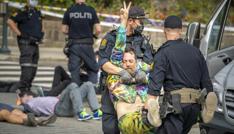 Extinction Rebellion-aktivistar blei taua inn under demonstrasjonen i Oslo tysdag. Extinction Rebellion-aktivistar blei taua inn under demonstrasjonen i Oslo tysdag.