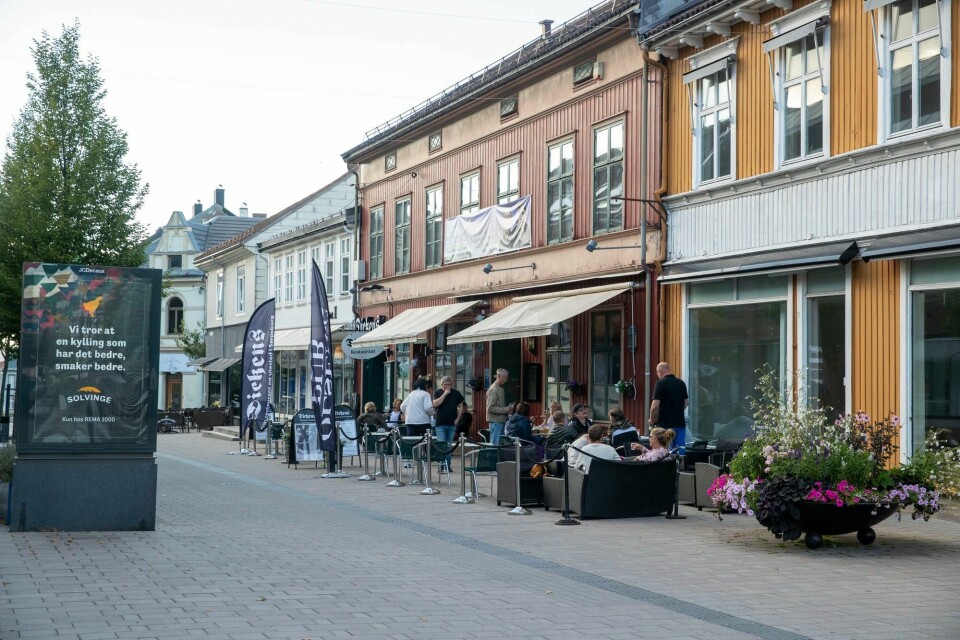 Sarpsborg er den første store bykommunen som har fullvaksinert sine voksne innbyggere. – Det er en milepæl, sier ordfører Sindre Martinsen-Evje (Ap) til NRK. Sarpsborg sentrum