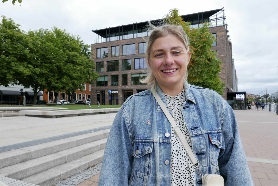 Hannah Berg er Rødts 1. kandidat i Østfold ved stortingsvalget. Hun brenner for omfordelingspolitikk, og ønsker et økt skattetrykk på dem som har mest. Hannah Berg i olajakke bak litteraturhuset