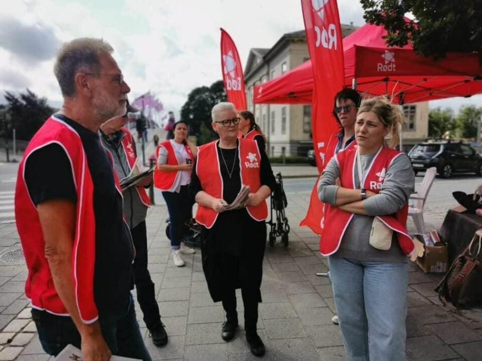 Hannah Berg på stand med partifeller under valgkamp i Halden. Hannah Berg på stand med partifeller under valgkamp i Halden.