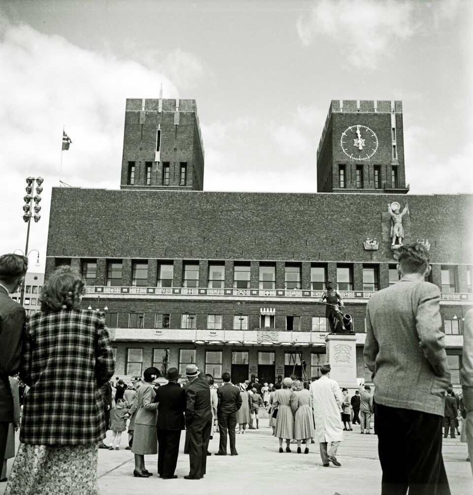 Fra feiringen av Oslo bys 900-års jubileum, Rådhusplassen. mai 1950. Oslo Rådhus ble innviet 15. mai 1950. Fra feiringen av Oslo bys 900-års jubileum, Rådhusplassen. mai 1950. Oslo Rådhus ble innviet 15. mai 1950.