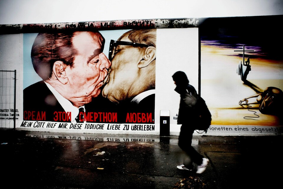 Et berømt bilde av kommunistlederne Leonid Bresjnev (Sovjetunionen) og Erich Honecker (DDR) fra 1979 er blitt til et av verdens mest berømte graffitimalerier på østsiden av Berlinmuren. Berlinmuren