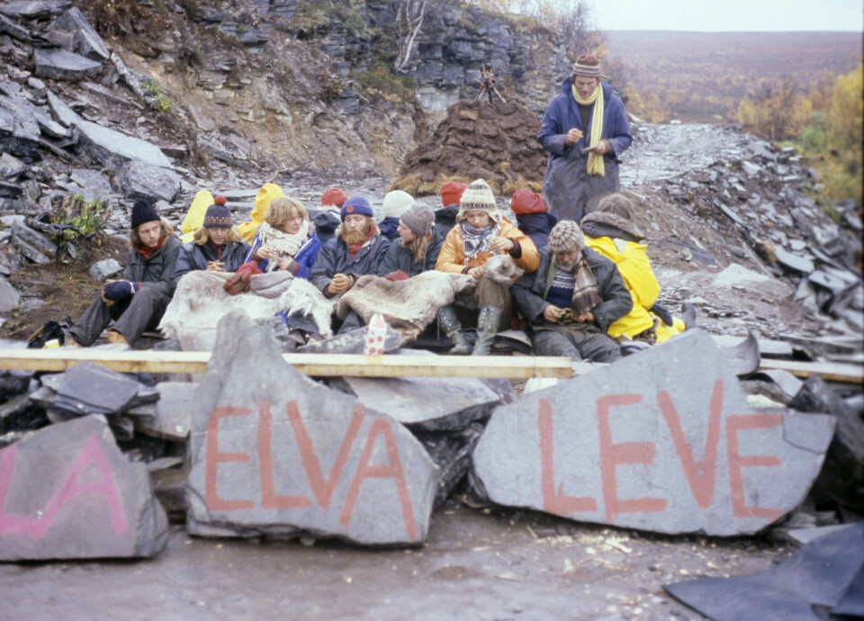 «La elva leve». Selv mer enn 40 år etter Altaaksjonen er det fortsatt mange som husker formuleringen som tusenvis av demonstranter etter hvert samlet seg bak. «La elva leve». Selv mer enn 40 år siden Altaaksjonen er det fortsatt mange som husker formuleringen som tusenvis av demonstranter etter hvert samlet seg bak.