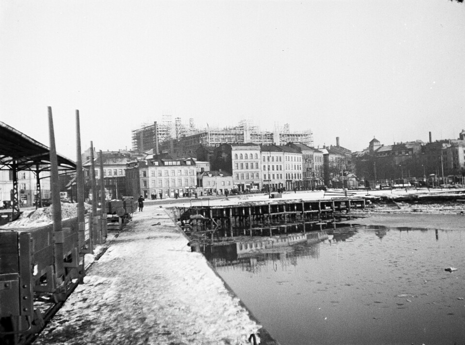 Piperviksbryggene og Sjøgata med bygginga av Rådhuset i bakgrunnen 1935. Sett fra Akers mekaniske Verksted, seinere Aker Brygge. Piperviksbryggene og Sjøgata med bygginga av Rådhuset i bakgrunnen 1935. Sett fra Akers mekaniske Verksted, seinere Aker Brygge.