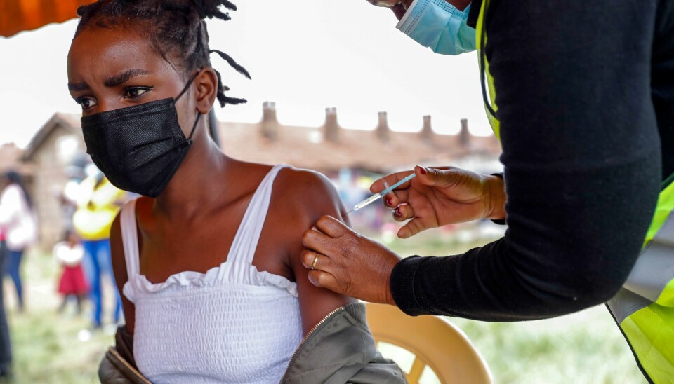 En kvinne i Nairobi i Kenya får Astra Zenica-vaksine tidligere denne måneden. Knappheten på vaksiner er stor i Afrika, og programmet for vaksinedeling får kritikk for ikke å ha levert etter planen. Ei kvinne i Nairobi i Kenya får Astra Zenica-vaksine tidlegare denne månaden. Knappleiken på vaksinar er stor i Afrika, og programmet for vaksinedeling får kritikk for ikkje å ha levert etter planen. Foto: AP/Brian Inganga/NTB