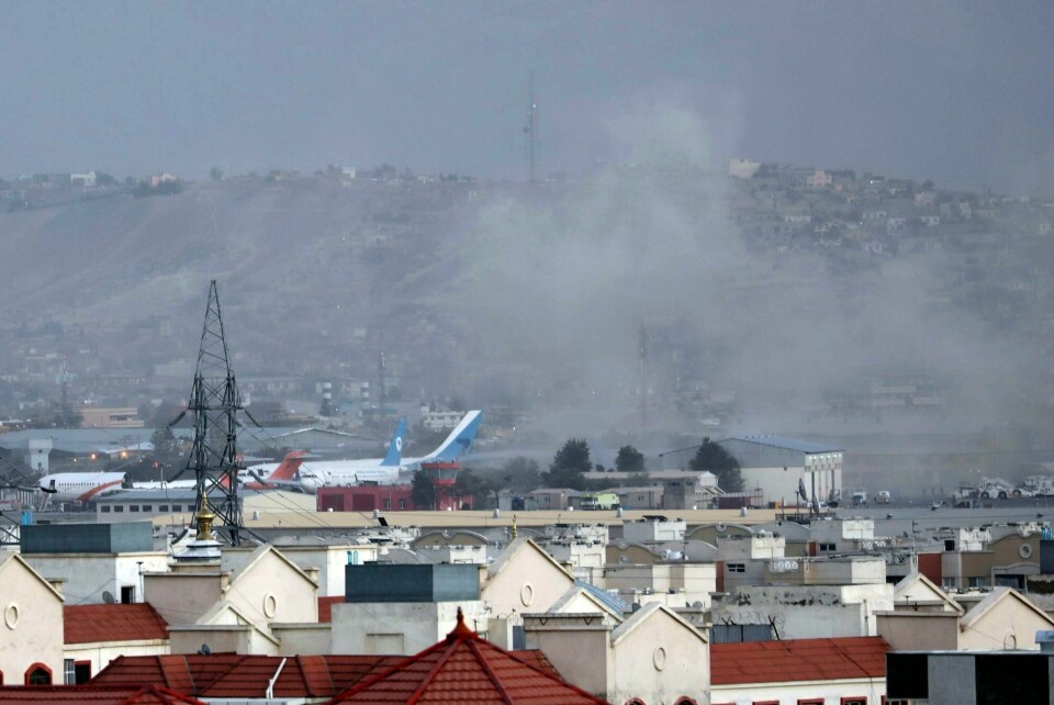Røyk kunne sees over flyplassen i Kabul etter det dødelige angrepet torsdag. IS i Afghanistan har tatt på seg skylden. Røyk kunne sees over flyplassen i Kabul etter det dødelige angrepet torsdag. IS i Afghanistan har tatt på seg skylden.