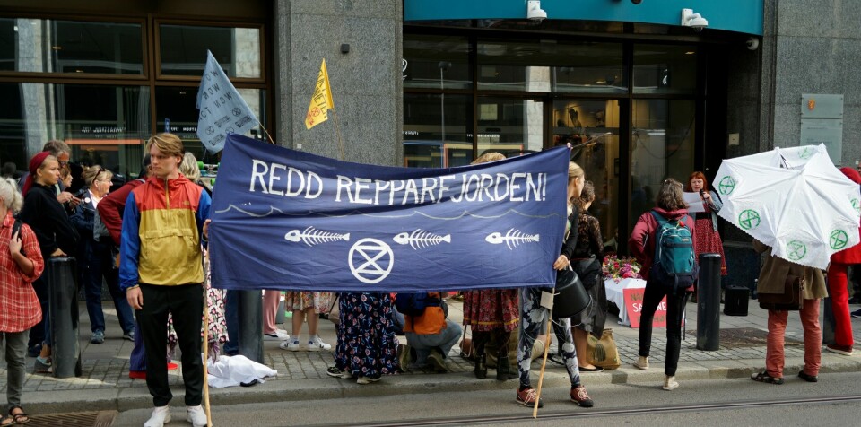 – XR er bygget på kjærlighet til livet og folk, sier Jonas Kittelsen (24), her avbildet under en protestaksjon mot dumping av gruveavfall i Repparfjorden i Finnmark. – XR er bygget på kjærlighet til livet og folk, sier Jonas Kittelsen (24), her avbildet under en protestaksjon mot dumping av gruveavfall i Repparfjorden i Finnmark.