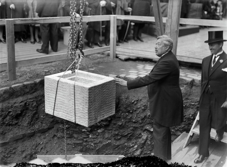 Rådhusets grunnstein legges ned 4. september 1931 av Arbeiderpartiordfører Adolf Indrebø. Rådhusets grunnstein legges ned 4. september 1931 av Arbeiderpartiordfører Adolf Indrebø.