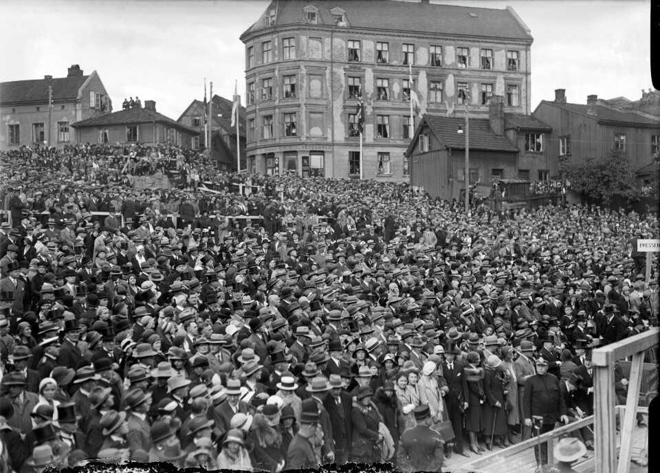 Menneskemengder samlet for å se Rådhusets grunnstein legges ned. 4. september 1931. I bakgrunnen ses Bakkegata og Vinkelgata. Dette er nå Rådhusplassen. Menneskemengder samlet for å se Rådhusets grunnstein legges ned. 4. september 1931. I bakgrunnen ses Bakkegata og Vinkelgata. Dette er nå Rådhusplassen.