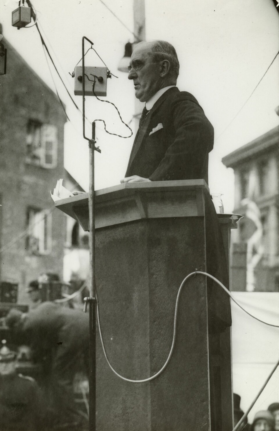 Rådhusets far» Hieronymus Heyerdahl taler ved grunnsteinsnedleggelsen, Oslo Rådhus 4. september 1931. Hieronymus Heyerdahl er mest kjent for arbeidet med å få oppført et nytt rådhus i hovedstaden. I 1915 la han frem en plan som gikk ut på å sanere fattigkvarterene i Pipervika og anlegge byens nye rådhus her i stedet for på Hammersborg, der det tidligere var planlagt. Rådhusets far» Hieronymus Heyerdahl taler ved grunnsteinsnedleggelsen, Oslo Rådhus 4. september 1931. Hieronymus Heyerdahl er mest kjent for arbeidet med å få oppført et nytt rådhus i hovedstaden. I 1915 la han frem en plan som gikk ut på å sanere fattigkvarterene i Pipervika og anlegge byens nye rådhus her i stedet for på Hammersborg, der det tidligere var planlagt.