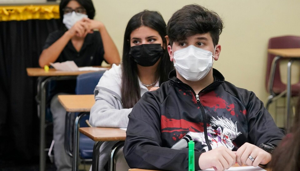 Ellever ved Barbara Coleman Senior High School med munnbind i timen. Myndighetene i Florida har begynt å fryse midler til skoledistrikter som går imot guvernør Ron DeSantis' forbud mot munnbindpåbud. Ellever ved Barbara Coleman Senior High School med munnbind i timen. Myndighetene i Florida har begynt å fryse midler til skoledistrikter som går imot guvernør Ron DeSantis' forbud mot munnbindpåbud. Foto: Marta Lavandier / AP / NTB