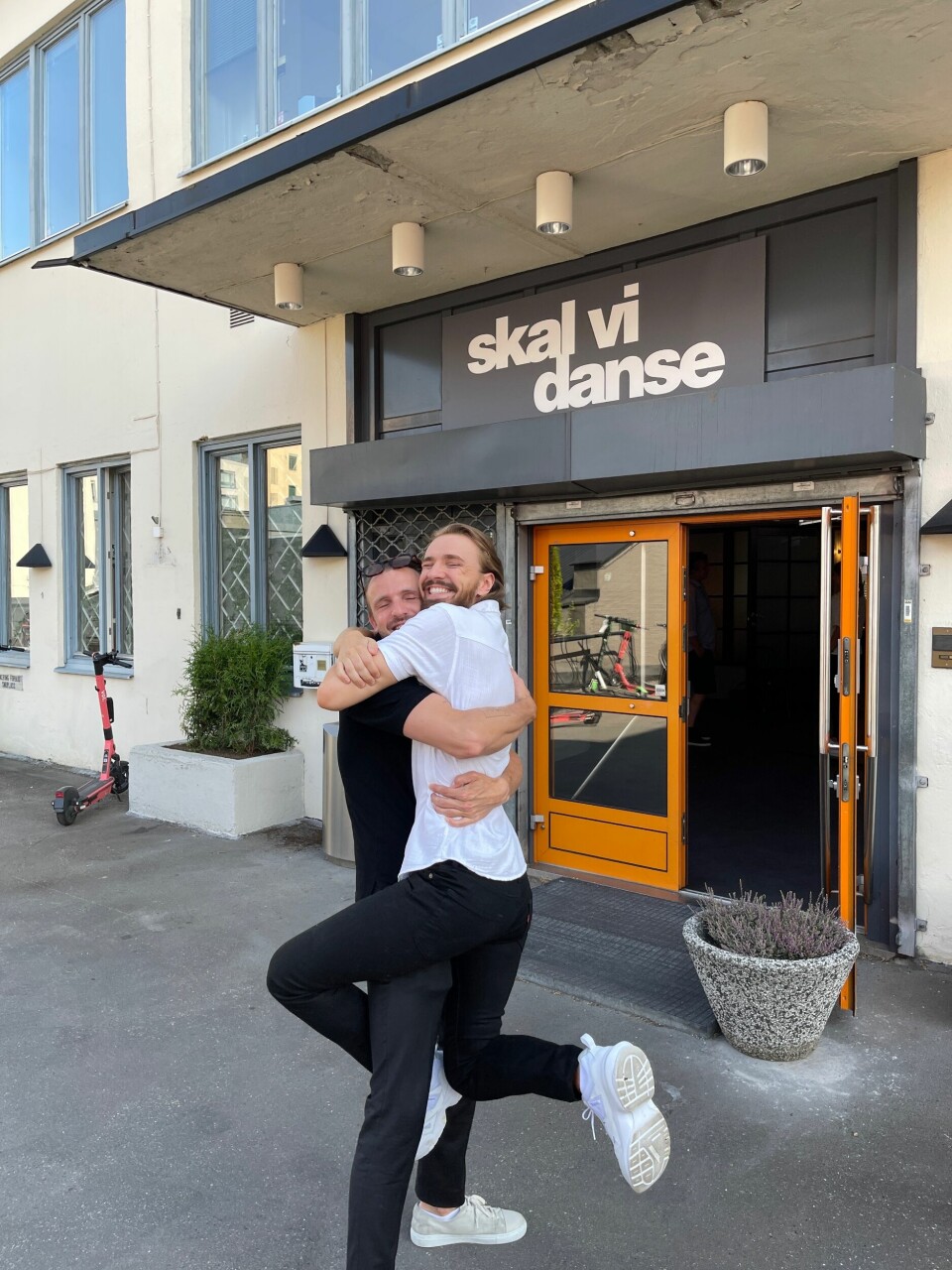 Kleven sammen med dansepartneren Benjamin Jayakoddy utenfor dansestudio. Kleven sammen med dansepartneren Benjamin Jayakoddy utenfor dansestudio.