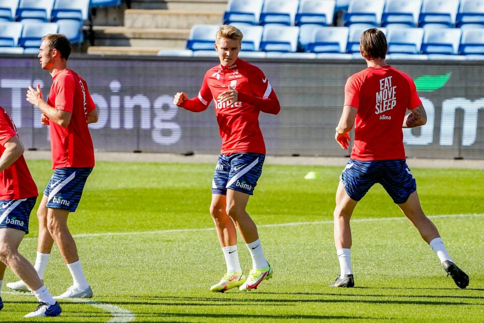 Martin Ødegaard (midten) under tirsdagens landslagstrening på Ullevaal stadion. Martin Ødegaard (midten) under tirsdagens landslagstrening på Ullevaal stadion. Foto: Terje Bendiksby / NTB