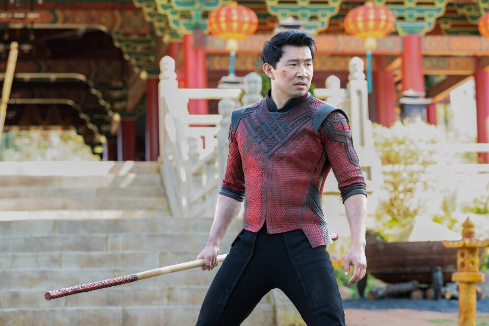 Simu Liu spiller hovedrollen i Marvel Studios' nye «Shang-Chi and the Legend of the Ten Rings», og med det er en ny superhelt lansert i Marvel-universet. «Shang-Chi and the Legend of the Ten Rings».