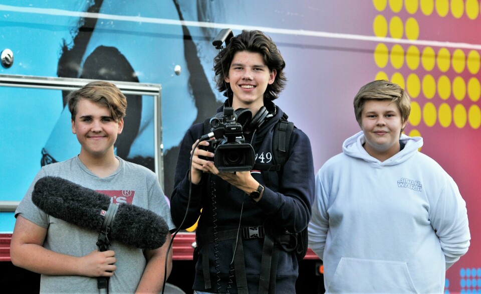 Adrian Greni (16), Henrik Kølbel (17) og Henry Wilhem Solmyr (16) går Vg2 Medieproduksjon på Glemmen, og lager en behind the scenes-dokumentar om Lange Flate Ballær 3. Innspilling av Lange flate ballær 3 i Revebukta