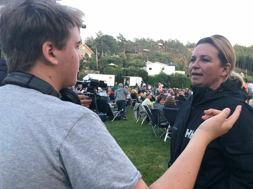 Adrian og Veslemøy Zwart diskuterer hvor de kan filme, og hvilke områder de må unngå. Innspilling av Lange flate ballær 3 i Revebukta