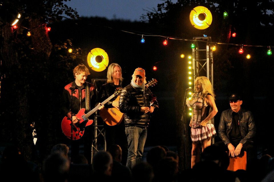 Hellbillies, Harald Zwart og Samantha Fox sammen på scenen under innspillingen i Revebukta. Innspilling av Lange flate ballær 3 i Revebukta