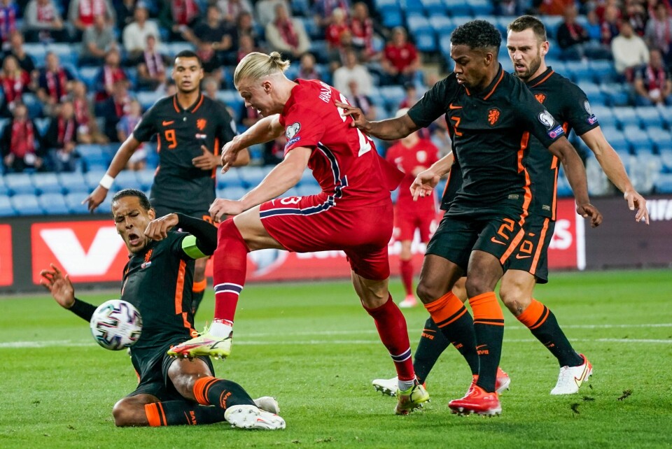 Erling Braut Haaland overlister bl.a. Virgil van Dijk t.v. og gir Norge ledelsen 1-0 på Ullevaal Stadion. Erling Braut Haaland overlister bl.a. Virgil van Dijk t.v. og gir Norge ledelsen 1-0 på Ullevaal Stadion.