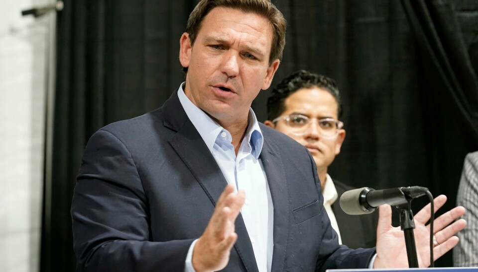 Trass i at Florida er blant de hardest rammede delstatene i USA under koronapandemien med 20.000 nye smittede hver dag, går guvernør Ron DeSantis imot de fleste tiltak for å bremse smitten, inkludert munnbind i skolen. Trass i at Florida er blant de hardest rammede delstatene i USA under koronapandemien med 20.000 nye smittede hver dag, går guvernør Ron DeSantis imot de fleste tiltak for å bremse smitten, inkludert munnbind i skolen. Foto: Marta Lavandier / AP / NTB