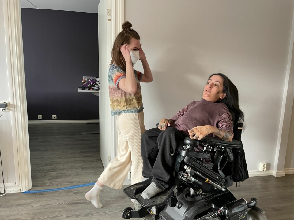 Shamini Thevarajah er helt avhengig av å bli løftet til toalettet av BPA-assistent Elise Fuglstad. Dette er uproblematisk for Elise, men når Elise ikke kan være på jobb, må kommunens hjemmesykepleier trå til. De nekter å løfte, og da kommer ikke Shamini seg til toalettet. Shamini Thevarajah og BPA-assistent Elise Fuglstad