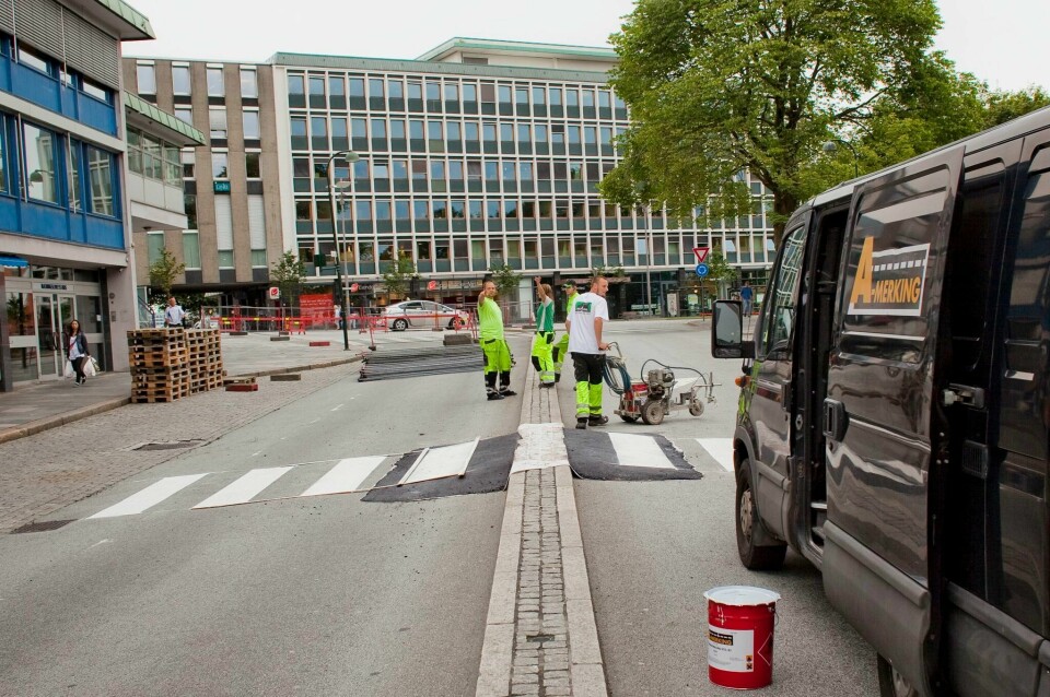 Olav Vs gate er stengt for trafikk på grunn av vedlikeholdsarbeid. Veien skal etter planen holdes stengt til 17. august.