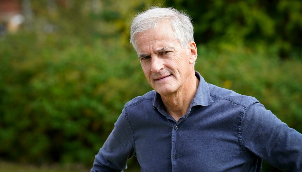 Arbeiderpartiets leder Jonas Gahr Støre har bestemt seg for å støtte hovedgrepet i regjeringens forslag til ny oljeskatt. Her er han i hagen hjemme på Ris i Oslo. Foto: Terje Bendiksby / NTB Arbeiderpartiets leder Jonas Gahr Støre har bestemt seg for å støtte hovedgrepet i regjeringens forslag til ny oljeskatt. Her er han i hagen hjemme på Ris i Oslo. Foto: Terje Bendiksby / NTB