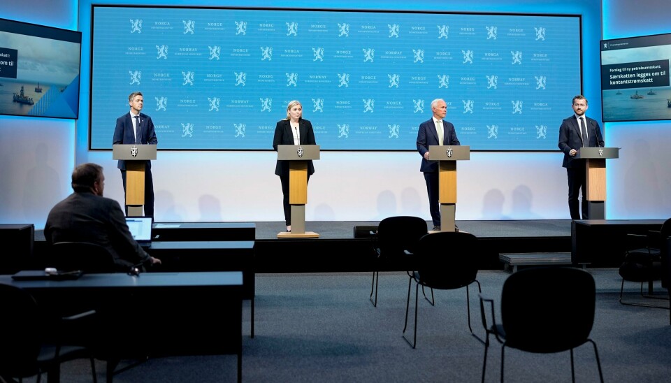 Finansminister Jan Tore Sanner, olje- og energiminister Tina Bru, klima- og miljøminister Sveinung Rotevatn og samferdselsminister Knut Arild Hareide på den hasteinnkalte pressekonferansen om forslag til omlegging av petroleumsskatten i forrige uke. Finansminister Jan Tore Sanner, olje- og energiminister Tina Bru, klima- og miljøminister Sveinung Rotevatn og samferdselsminister Knut Arild Hareide deltar på pressekonferanse om forslag til omlegging av petroleumsskatten tirsdag ettermiddag.