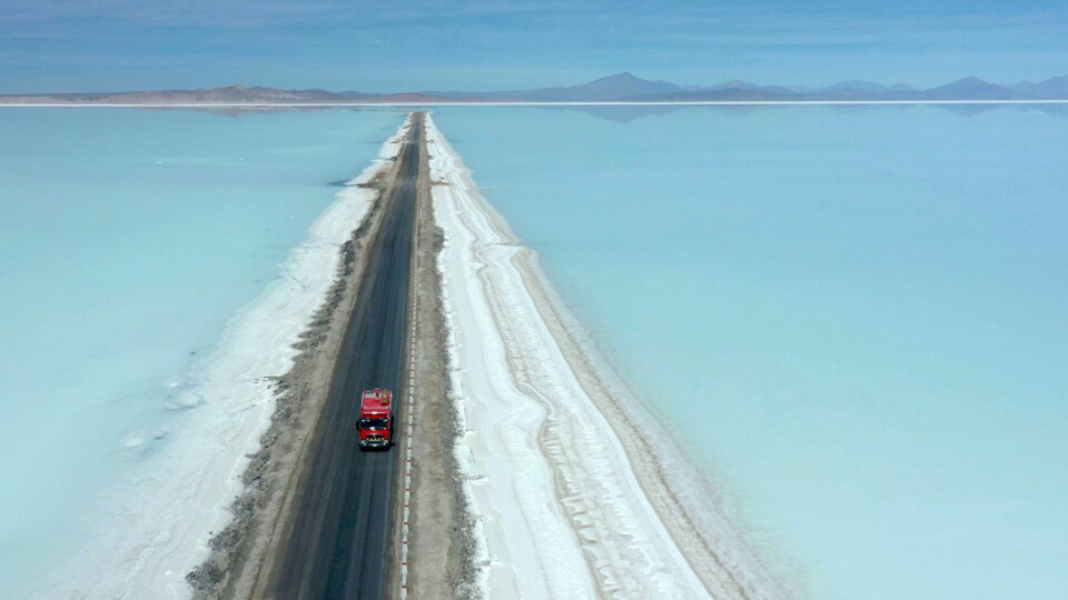 Ingen land har så store litiumreserver som Bolivia. Mineralet ligger i en saltlake på store sletter, det utvinnes ved å få vannet til å fordampe - noe som medfører store klimautslipp. En lastebil kjører på en vei gjennom en slette med saltlake der litium utvinnes i Uyuni i Bolivia.