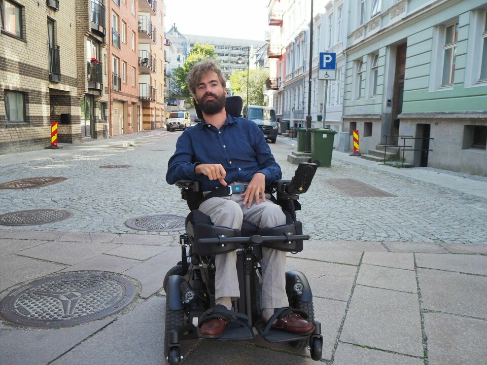 Alexander Petersen (28) drømmer om å dra på studentutveksling, men vet at han isåfall må gjennom en lang prosess først. Alexander Petersen (28) reagerer på at politikk om funksjonshemmede regnes som en del av helse- og omsorgssektoren, og ikke likestillingspolitikken.