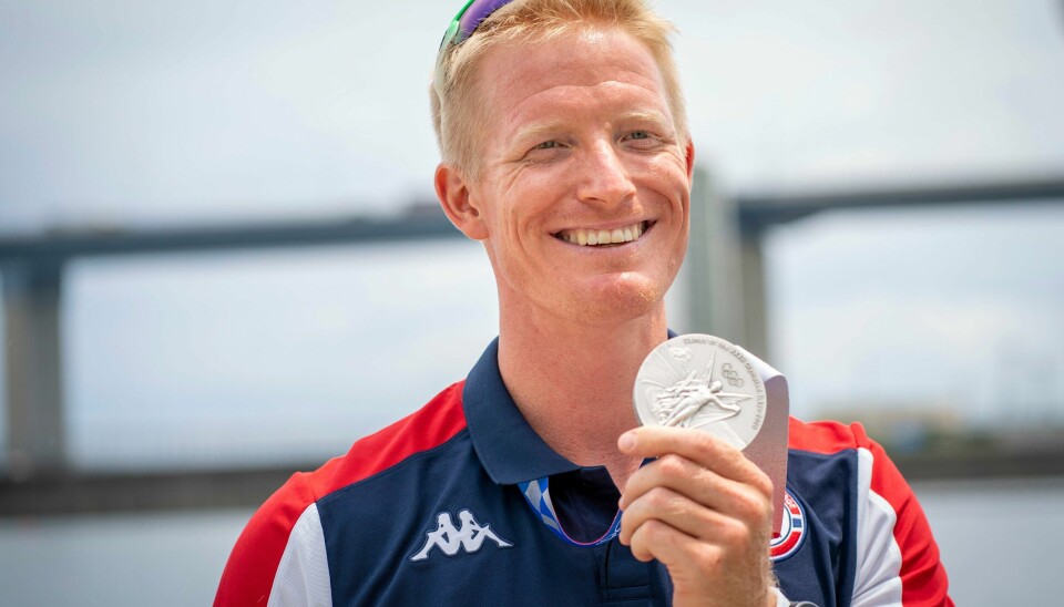 Kjetil Borch tok OL-medalje i Tokyo. Kjetil Borch smiler og viser fram OL-sølvet. Foto: Heiko Junge / NTB