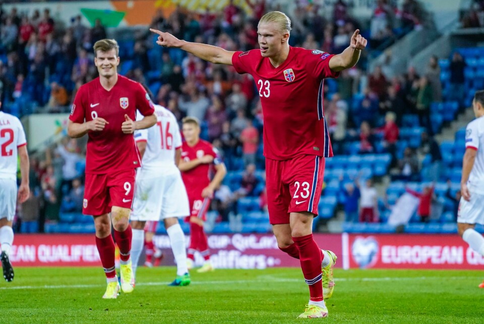 Erling Braut Haaland jubler for scoring i VM-kvalifiseringskampen mot Gibraltar. Til venstre spissmakker Alexander Sørloth. Foto: Håkon Mosvold Larsen / NTB Erling Braut Haaland jubler for scoring i VM-kvalifiseringskampen mot Gibraltar. Til venstre spissmakker Alexander Sørloth. Foto: Håkon Mosvold Larsen / NTB