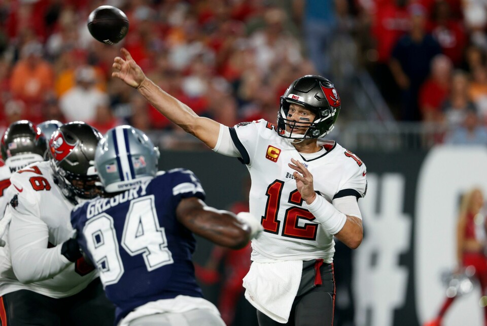 Tom Brady (12) var avgjørende de Tampa Bay Buccaneers vant åpningskampen i NFL-sesongen torsdag. Tom Brady (12) var avgjørende de Tampa Bay Buccaneers vant åpningskampen i NFL-sesongen torsdag. (Foto: NTB / AP).