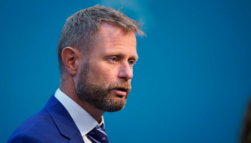 Helse- og omsorgsminister Bent Høie. Helse- og omsorgsminister Bent Høie anmoder unge voksne om å ta koronavaksinen. Vaksineringen i gruppen under 40 år går tregere enn myndighetene ønsker. Foto: Ali Zare / NTB