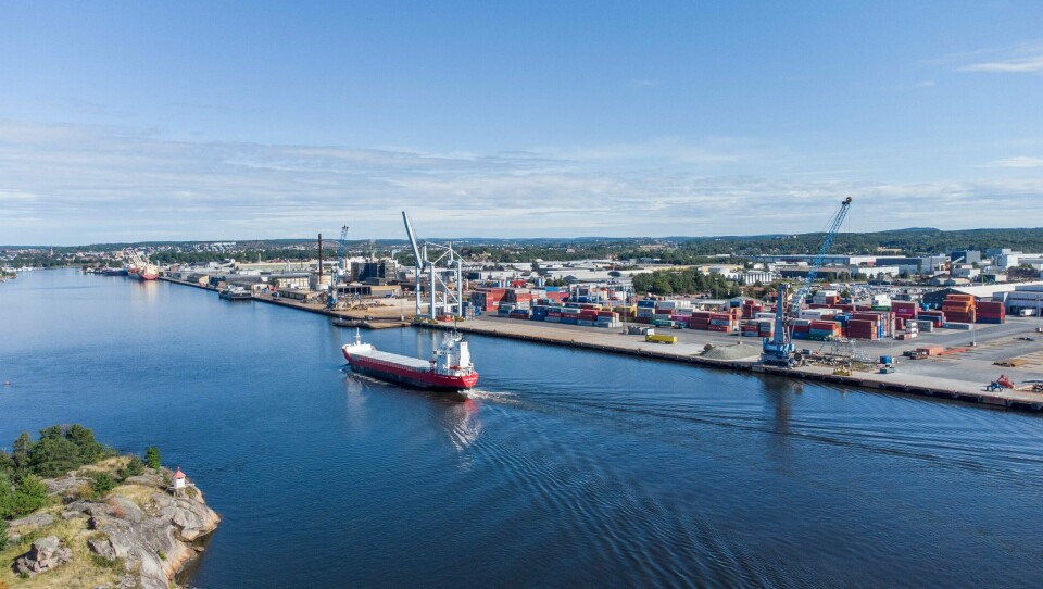 – Naturvernforbundet i Østfold mener det vil være helt uansvarlig å gjennomføre en mudring av farleden uten at disse miljøgiftene virvles opp og slippes ut i vannmassene. Flyfoto av industriområdet Øra i Fredrikstad.