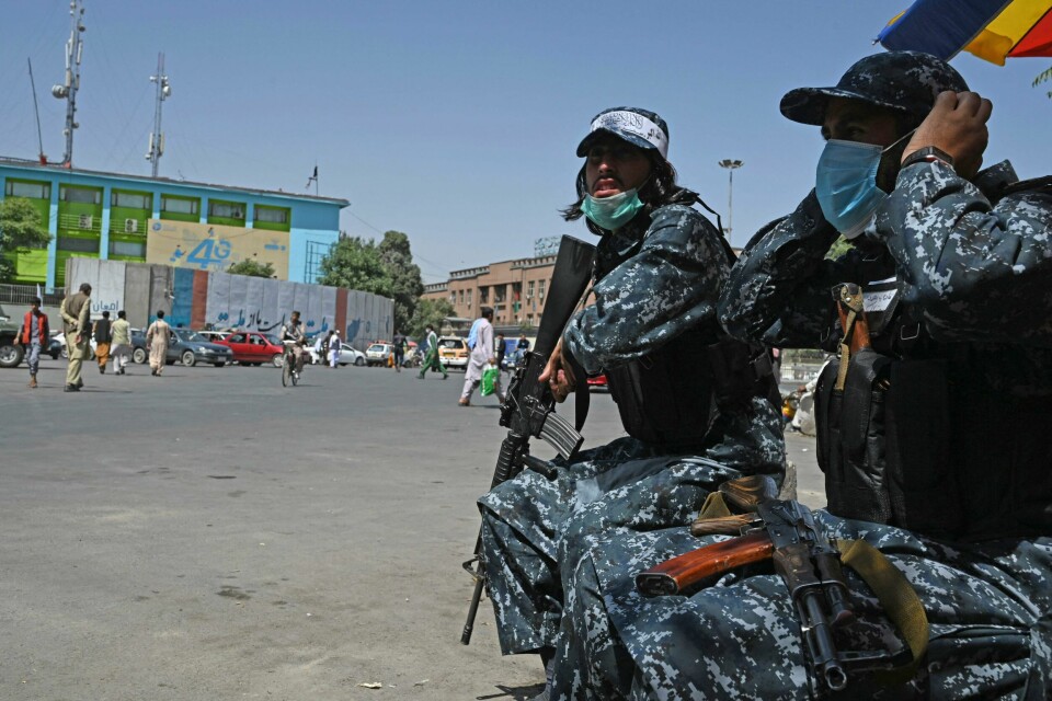 Taliban-soldater vokter ei gate i Kabul torsdag. Taliban-soldater vokter ei gate i Kabul torsdag.