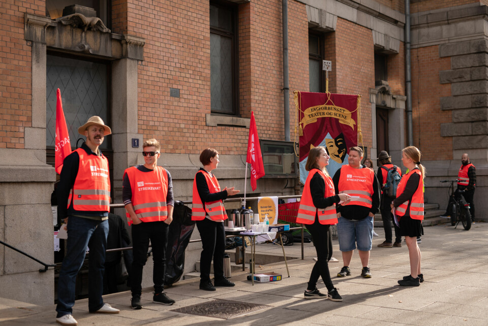 Streiken trappes opp, her utenfor Nationaltheatret. Streikevakter utenfor Nationaltheatret.