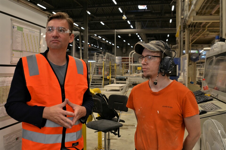Forsknings- og høyere utdanningsminister Henrik Asheim (H) og operatør Vegard Nilsen på Gyproc i Fredrikstad. Forsknings- og høyere utdanningsminister Henrik Asheim (H) og operatør Vegard Nilsen på Gyproc i Fredrikstad.