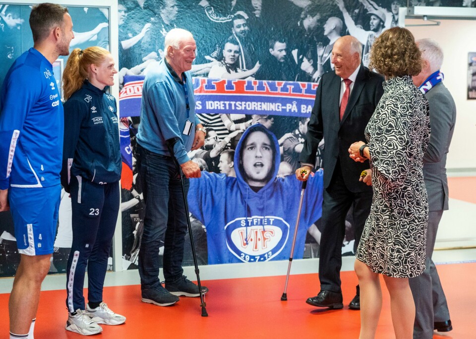 Kong Harald hilser på kapteinene Jonatan Tollås Nation og Stine Ballisager Pedersen, VIF-legenden Terje 'Hengern' Hellerud og styreleder Tuva Ørbeck Sørheim og Rune Hansen t.h. Kong Harald hilser på kapteinene Jonatan Tollås Nation og Stine Ballisager Pedersen, VIF-legenden Terje 'Hengern' Hellerud og styreleder Tuva Ørbeck Sørheim og Rune Hansen t.h.
