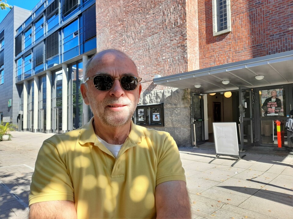 For Leif Jacobsen (75) er det noe ekstra fint ved å stemme på selve dagen. Leif Jacobsen (75) i gul t-skjorte, foran valglokalet i Fredrikstad sentrum 13. september 2021